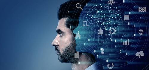 Kopf eines Mannes vor Computersymbolen