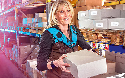 Frau steht im Lager