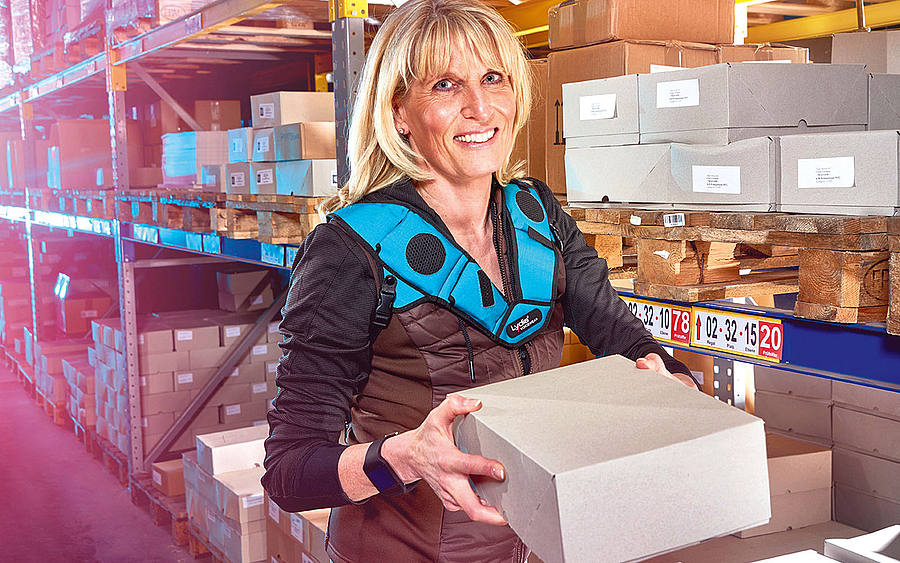 Frau steht im Lager