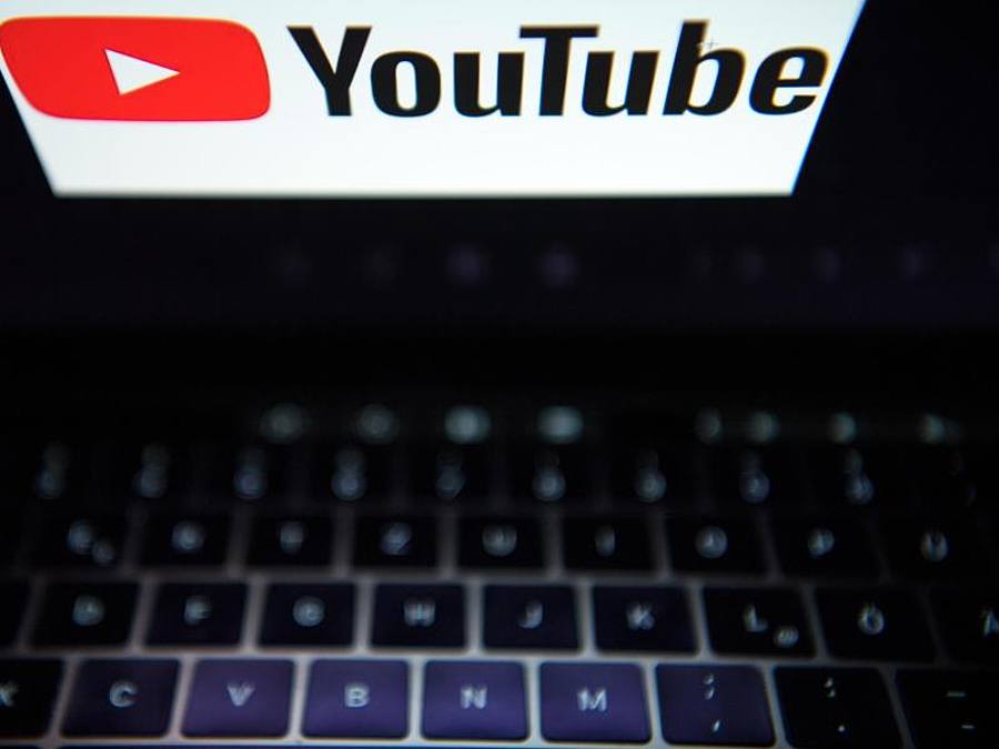 YouTube versteht sich als technische Plattform und sieht vor allem seine Nutzer in der Verantwortung. Foto: Monika Skolimowska