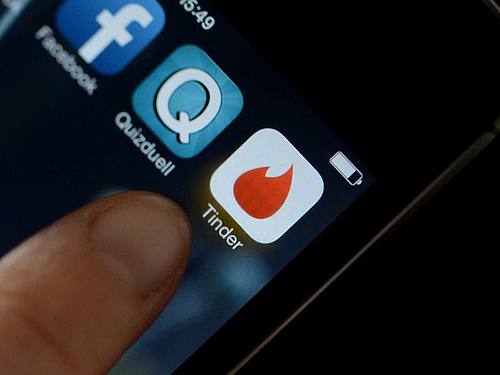 Logo der App Tinder auf einem Smartphone. 