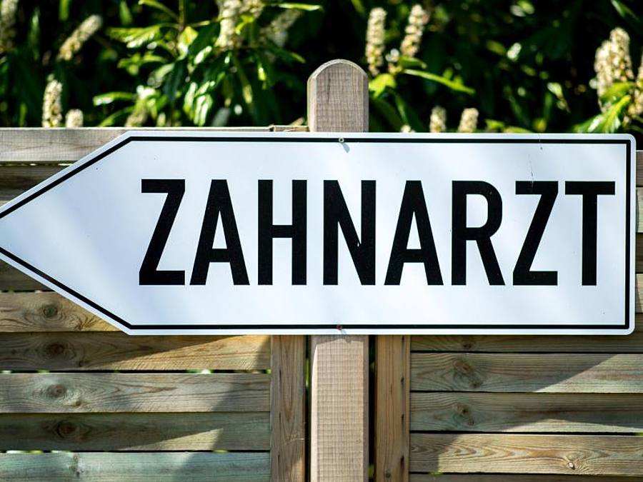 Zahnarzt Schild. Foto: Hauke-Christian Dittrich/dpa