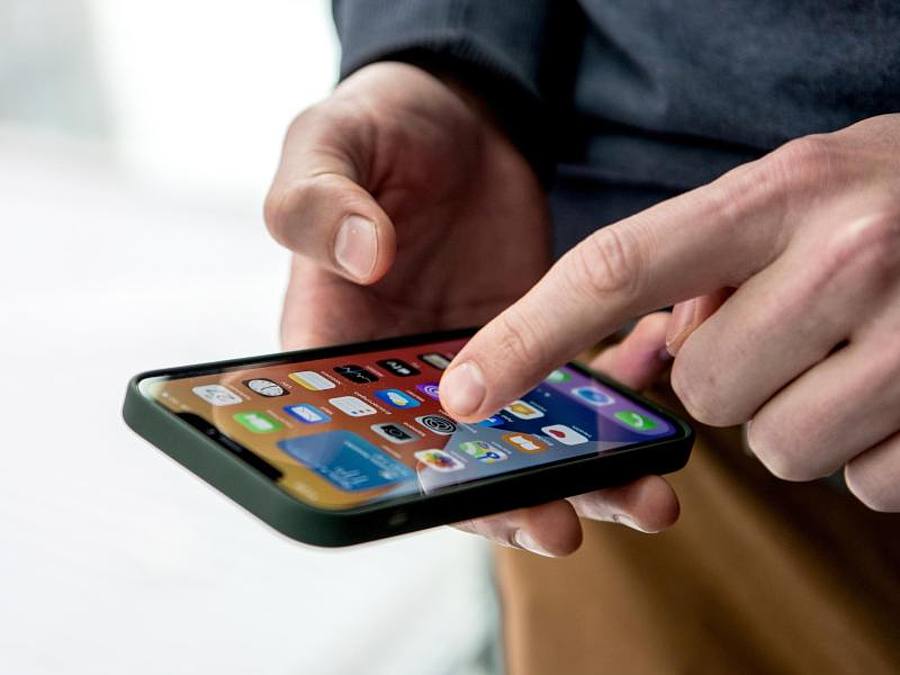 Apple führt strengere Datenschutz-Regeln auf dem iPhone ein. Foto: Zacharie Scheurer/dpa