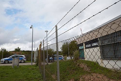 Polizisten sichern Gelände