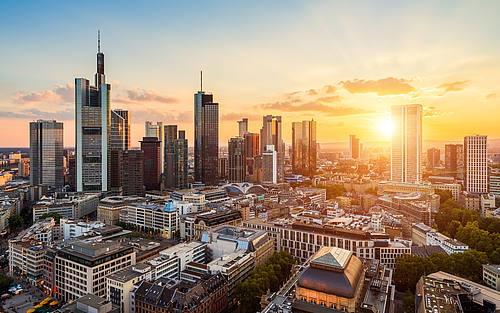 Daimler verlagert sein zentrales Rechenzentrum nach Frankfurt.