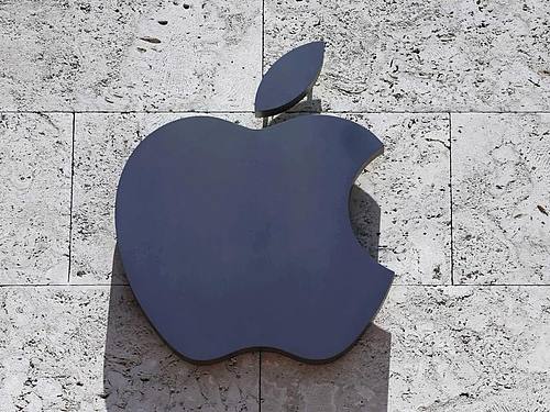 Das Logo der Firma Apple an einem Apple-Store. Foto:Alan Diaz/AP/Illustration