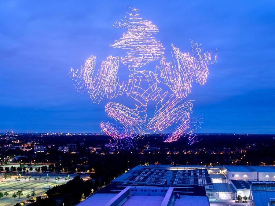 300 Flugdrohnen des Unternehmens Intel formen während der Digitalisierungsmesse Cebit am abendlichen Himmel über dem Messegelände einen Stern