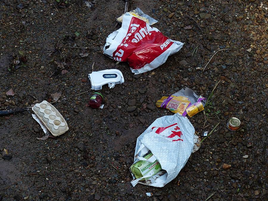Plastikmüll auf dem Erdboden