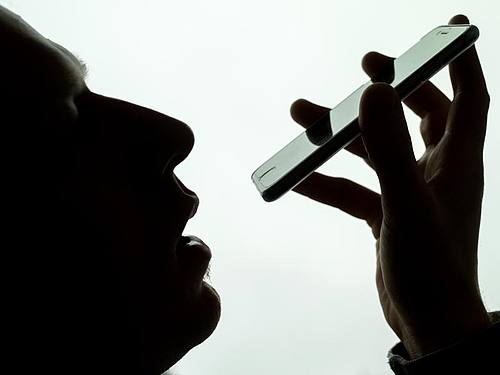 Ein Smartphone-Nutzer gibt einen Sprachbefehl ab