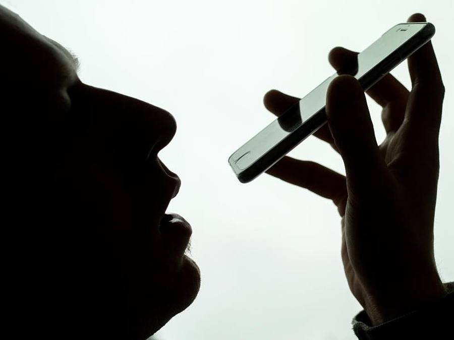 Ein Smartphone-Nutzer gibt einen Sprachbefehl ab