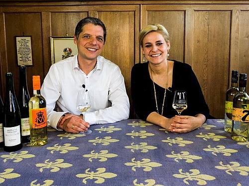 Das Winzerpaar Franz und Esther Melsheimer vom Klosterhof Siebenborn verschicken an interessierte Kunden Pakete mit 13 Weinen in Viertelliter-Fläschchen plus ein Video, das sie eigens gedreht haben mit Erklärungen zu den verschiedenen Weinen. Andere Win