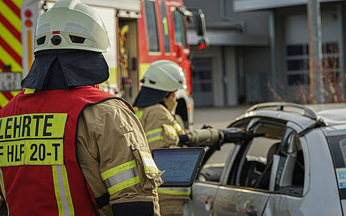 Feuerwehrmann mit Tablet