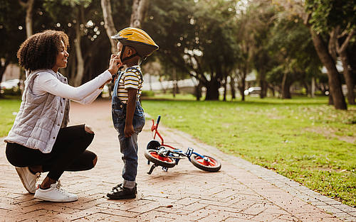 Mutter und Kind mit Fahrrad und Helm