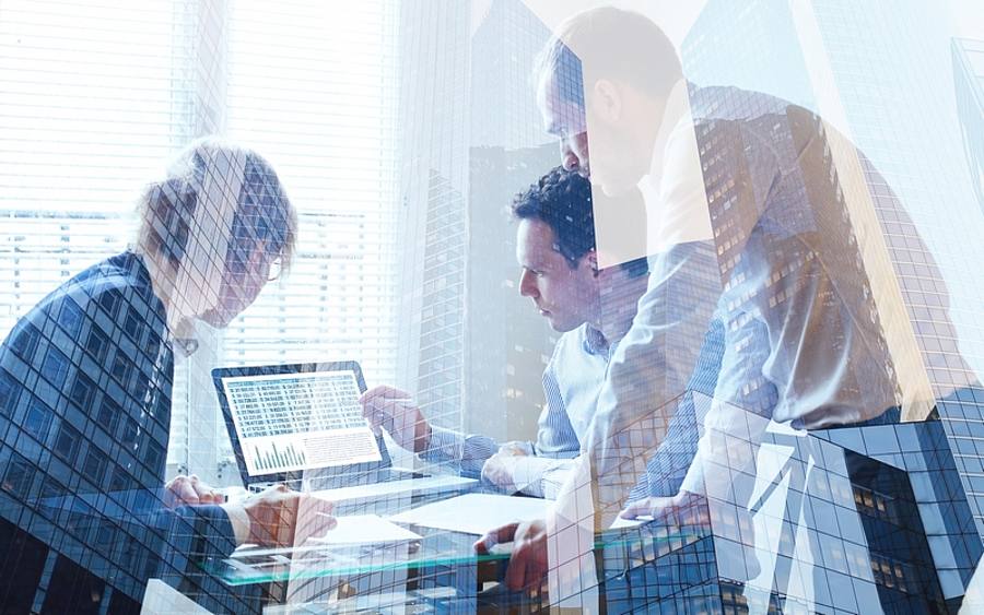 IT-Experten beim Austausch über ein Problem
