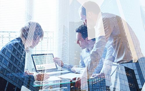IT-Experten beim Austausch über ein Problem