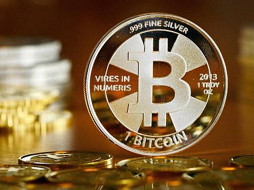 Das Bitcoin-Logo auf einer Münze. Foto: Jens Kalaene/zb/dpa
