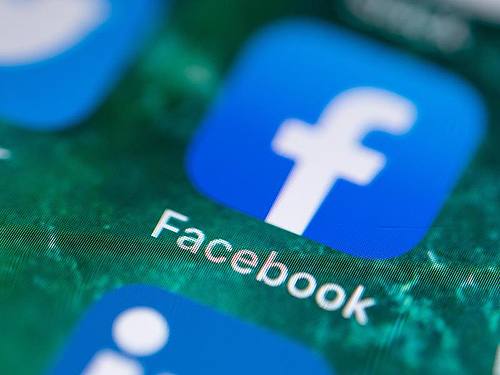 Auf dem Bildschirm eines iPhones wird die App von Facebook angezeigt. Foto: Fabian Sommer/dpa