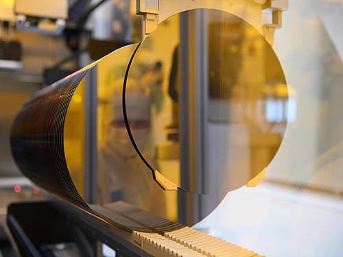 Ein 300-Millimeter-Wafer in einem Reinraum des Technologiekonzerns Bosch in Dresden. Die Produktion von Halbleitern zählt zu den wichtigsten Technologien von Morgen. Foto: Robert Michael/dpa-Zentralbild/dpa