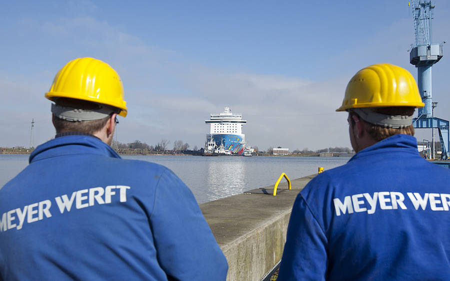Die Norwegian Breakaway auf der Ems bei Papenburg