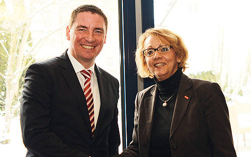 Robert Heinemann, Geschäftsführer von HMC, und Sabine Dörr, Geschäftsführende Gesellschafterin von Tisoware, vereinbarten die Kooperation