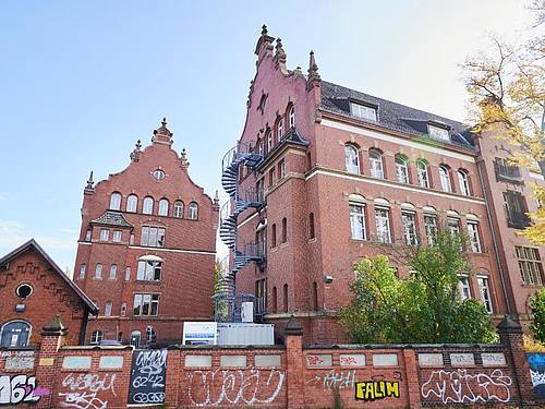 Ein Gebäude des Robert Koch-Institutes in der General-Pape-Straße, das laut Polizei am Wochenende mit Flaschen und Brandsätzen beworfen wurde. Foto: Annette Riedl/dpa