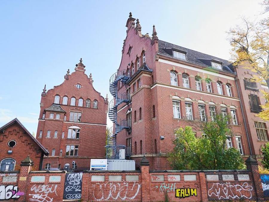 Ein Gebäude des Robert Koch-Institutes in der General-Pape-Straße, das laut Polizei am Wochenende mit Flaschen und Brandsätzen beworfen wurde. Foto: Annette Riedl/dpa