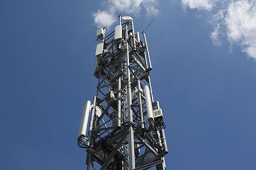 Ein Mobilfunkmast mit Antennen