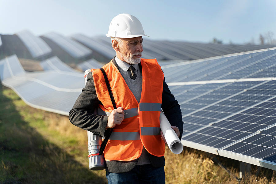 Person in der Nähe einer alternativen Energieanlage