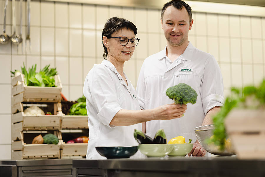 Köche kochen in der Küche