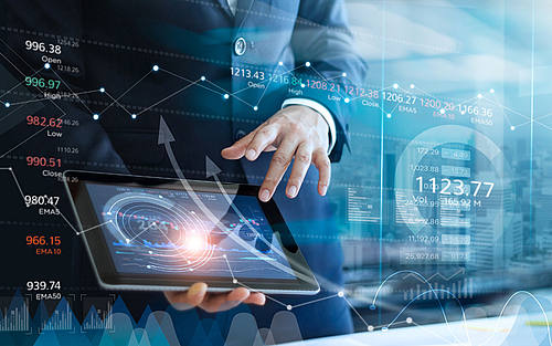 Geschäftsmann betrachtet Datenauswertung auf einem Tablet-Computer
