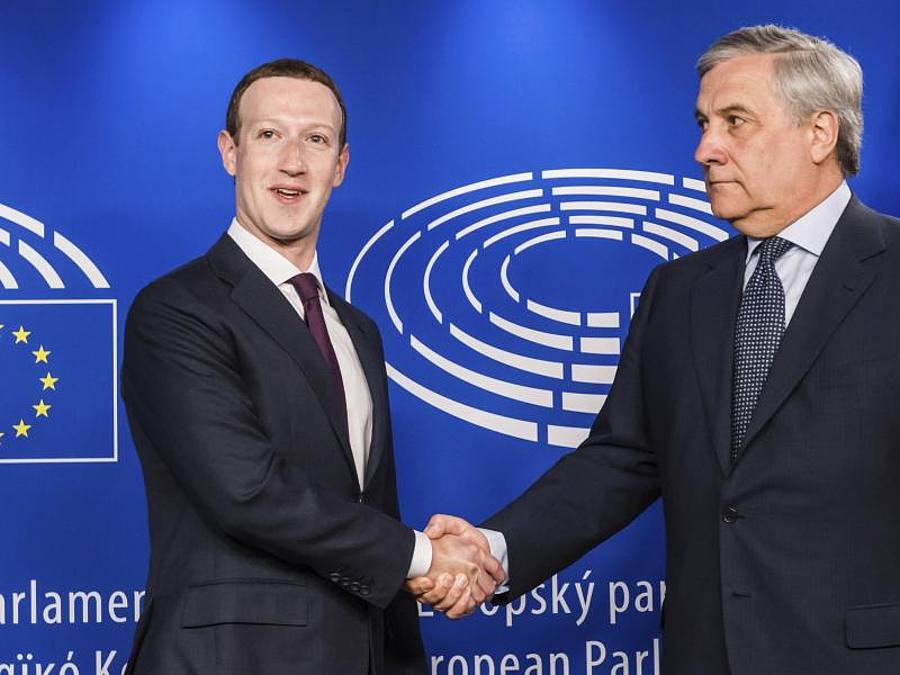EU-Parlamentspräsident Antonio Tajani (re.) begrüßt Facebook-Chef Mark Zuckerberg im Europaparlament. Foto: Geert Vanden Wijngaert/AP