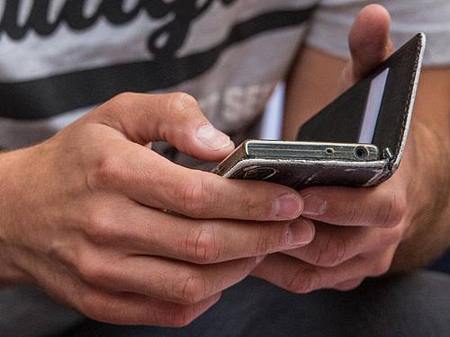Unter dem Eindruck des Ukraine-Kriegs macht sich jeder Vierte (25 Prozent) in Deutschland laut einer Umfrage Sorgen vor Cyberattacken auf persönliche Geräte. Foto: Christoph Schmidt/dpa