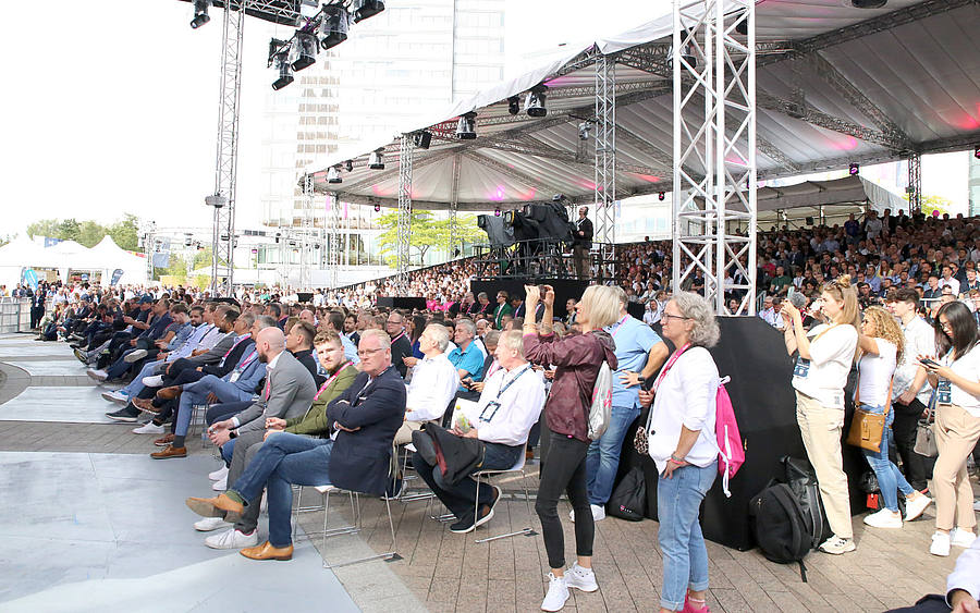 Besucher vor der Bühne im Mediapark