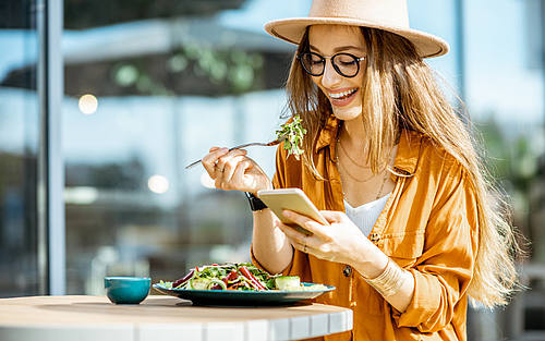 Salat und Smartphone im Restaurant