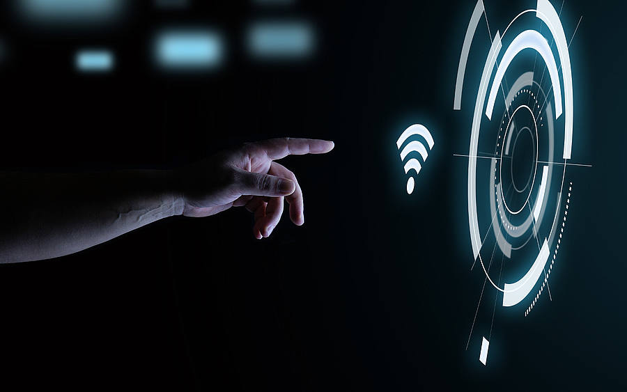 Hand greift nach WLAN-Symbol