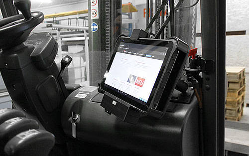 Ein Scorpion 10 Tablet an einem Gabelstapler