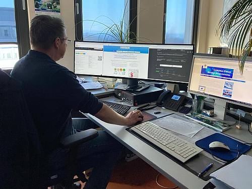 Kriminalhauptkommissar Frank Peter aus dem Zentralkommissariat für Internetkriminalität im Polizeipräsidium Osthessen (Fulda) in seinem Büro. Foto: Polizei Hessen/dpa