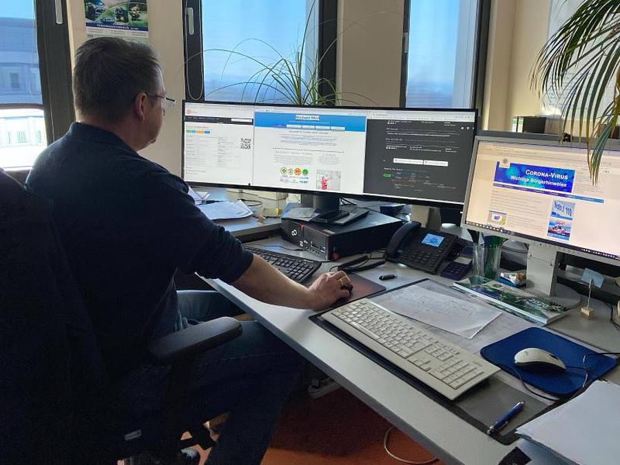 Kriminalhauptkommissar Frank Peter aus dem Zentralkommissariat für Internetkriminalität im Polizeipräsidium Osthessen (Fulda) in seinem Büro. Foto: Polizei Hessen/dpa