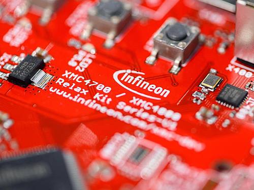 Infineon hebt seine Prognose nach guten Geschäften erneut leicht an. Foto: Matthias Balk/dpa