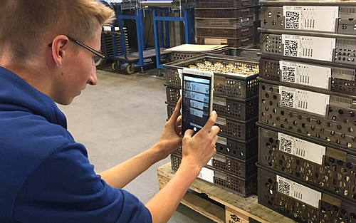 Fachkraft scannt QR-Codes mit Tablet