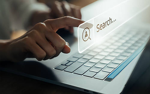 Suche auf Laptop