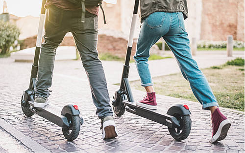 Zwei Leute auf E-Scooter