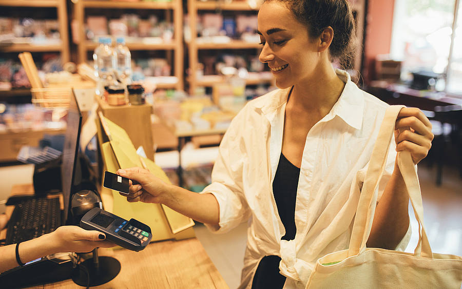 Frau bezahlt am POS