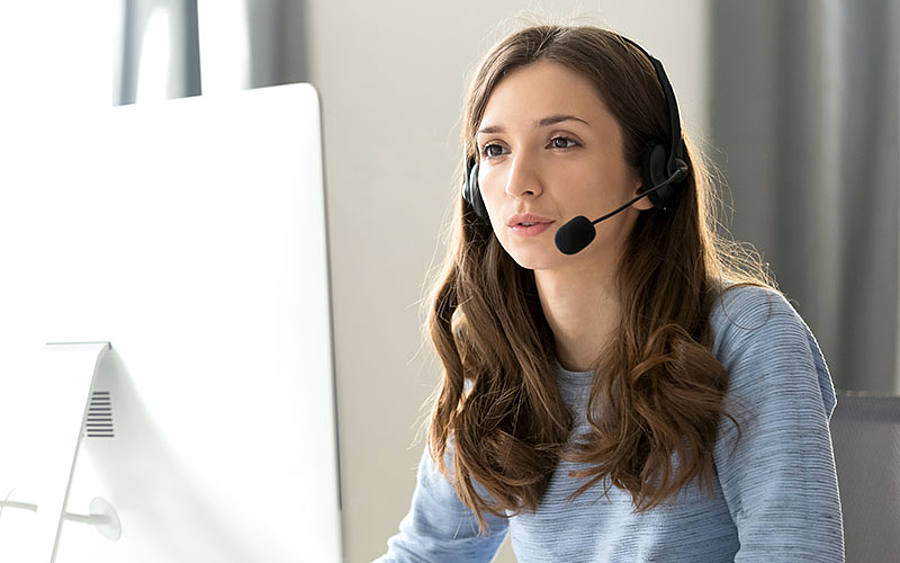 Dank Softphone-Lösung müssen Mitarbeiter nicht mehr den Hörer halten, sondern können einfach über ein Headset telefonieren.