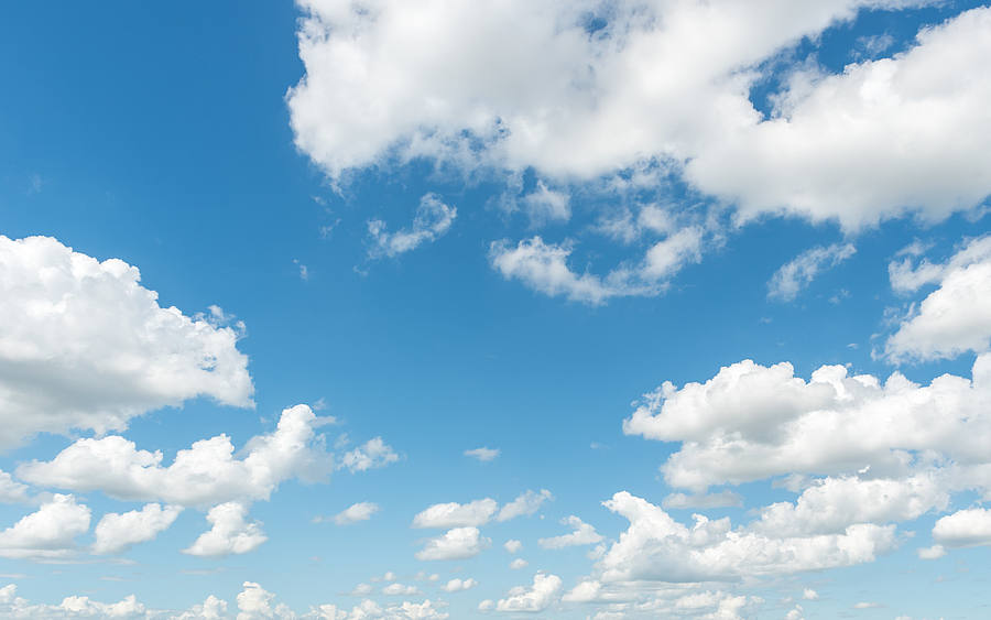 Wolken vor blauen Himmel