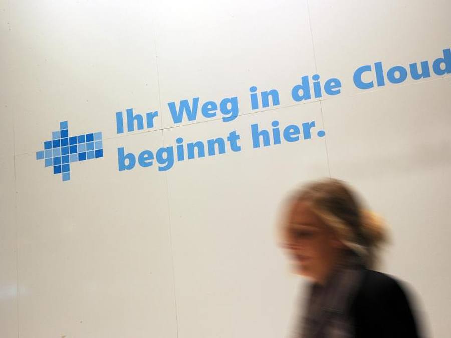 Eine Frau geht an einem Werbeslogan der Firma Microsoft zum Cloud Computing auf dem Messegelände in Hannover vorbei. Foto: Caroline Seidel