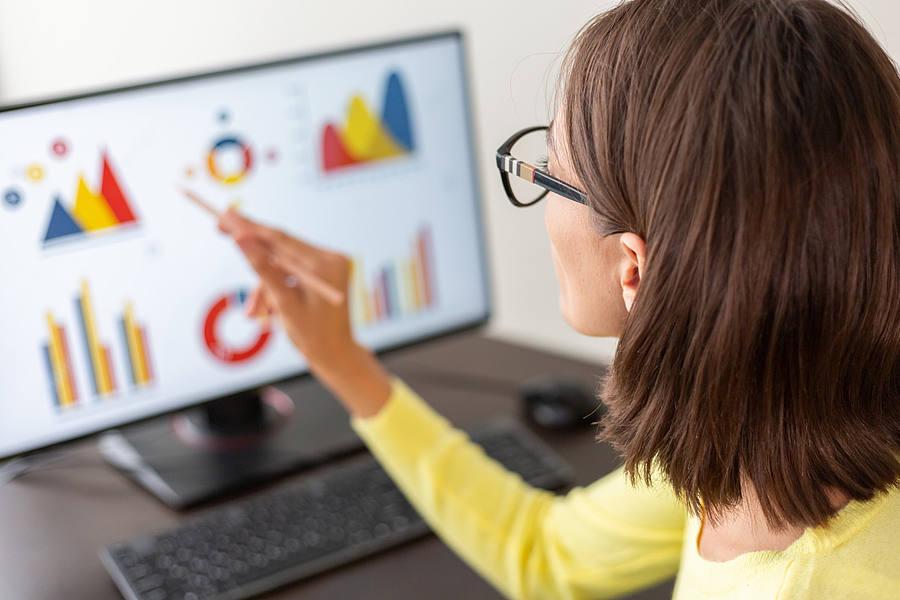 Frau wertet Daten am Monitor aus