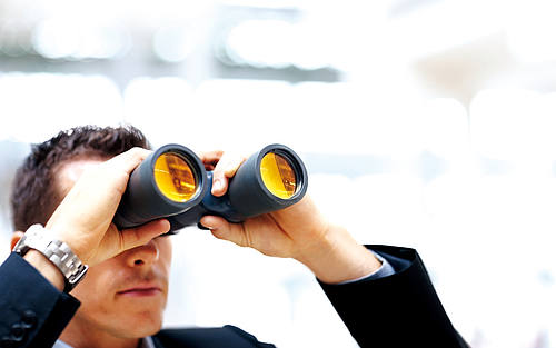 Geschäftsmann mit Fernglas
