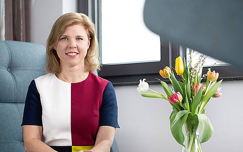 Frau Korske im Büro