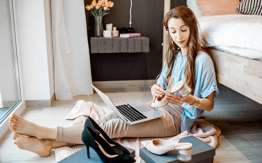 Junge Frau bestellt online Schuhe